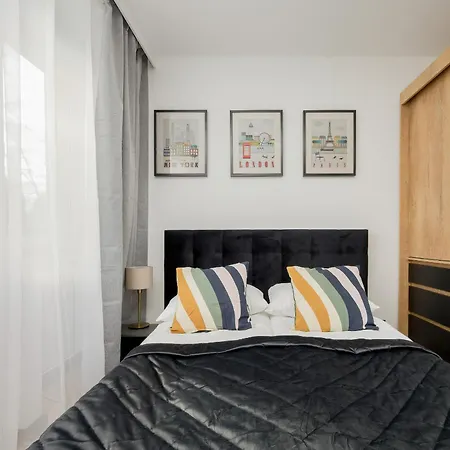 Modern Black & Wooden Near The Airport By Renters *