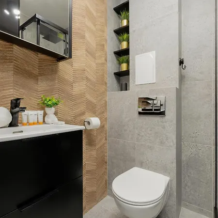 Apartment Modern Black & Wooden Near The Airport By Renters Warsaw