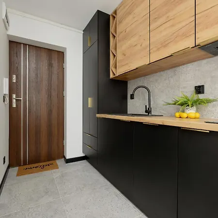 Apartment Modern Black & Wooden Near The Airport By Renters