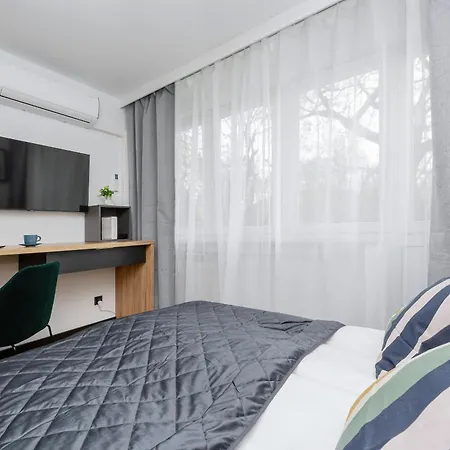 Modern Black & Wooden Near The Airport By Renters