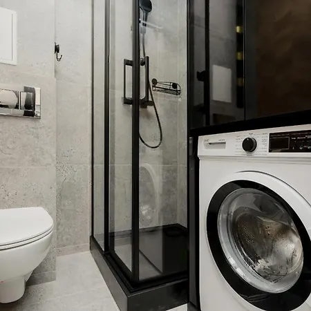 Modern Black & Wooden Near The Airport By Renters