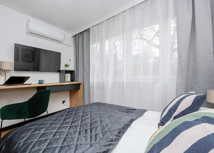 Modern Black & Wooden Near The Airport By Renters