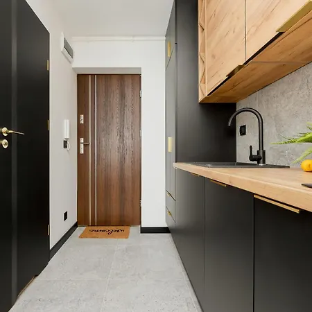 Lejlighed Modern Black & Wooden Near The Airport By Renters