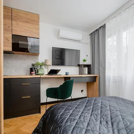 Lejlighed Modern Black & Wooden Near The Airport By Renters Warszawa