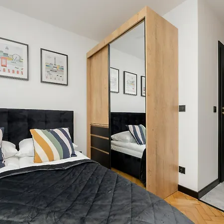 Modern Black & Wooden Near The Airport By Renters *