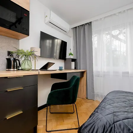 Modern Black & Wooden Near The Airport By Renters Apartment *