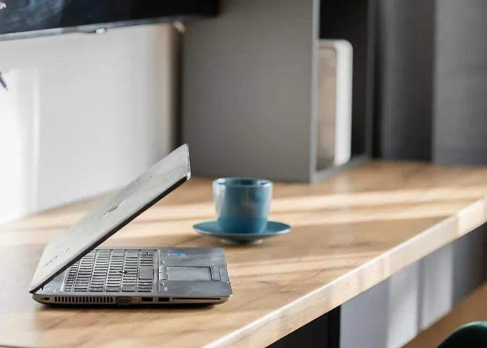 Apartment Modern Black & Wooden Near The Airport By Renters *