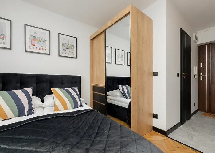 Modern Black & Wooden Near The Airport By Renters *