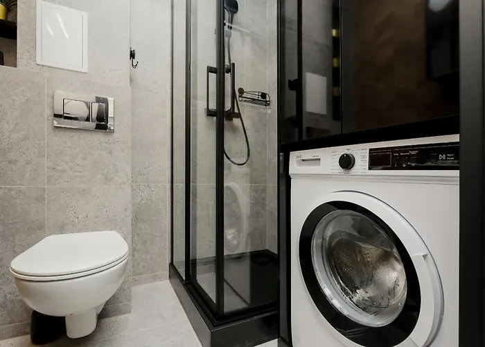 Modern Black & Wooden Near The Airport By Renters