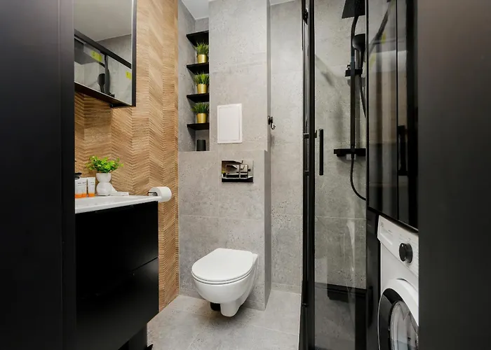 Modern Black & Wooden Near The Airport By Renters