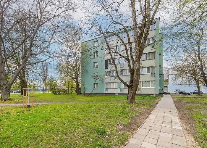 Apartment Modern Black & Wooden Near The Airport By Renters